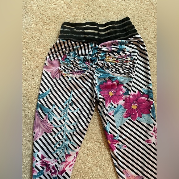Beautiful colorful leggings in perfect condition. crunch bottom lift . - Picture 2 of 3